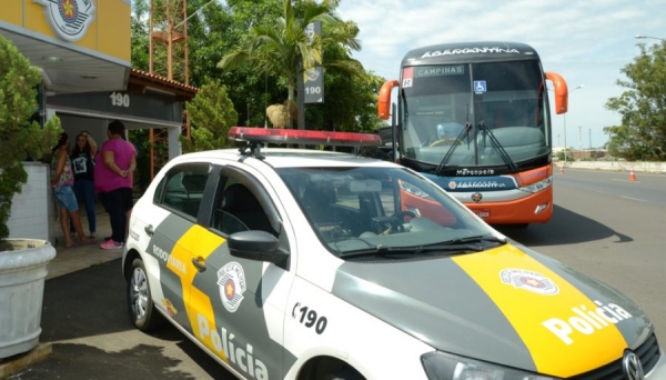 Motorista parou ônibus na base da Polícia Rodoviária após ser abordado por vítima. (Fotos: Leonardo Moreno/Site Marília Notícia).