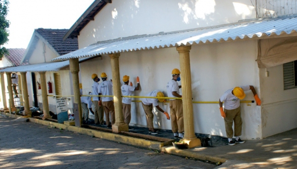 Grupo de 50 reeducandos do Centro de Progressão Penitenciária (CPP) de Pacaembu trabalha na revitalização do Lar dos Velhos de Adamantina (Foto: Da Assessoria).