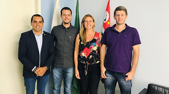 Ricardo Gomes, superintendente estadual da Funasa com os secretários João Vitor Marega e Luciana Pereira e o diretor de engenharia e projetos arquitetônicos da prefeitura, Rodrigo Martins Gumiero (Acervo Pessoal).