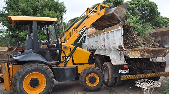 Secretaria de Obras e a Secretaria de Agricultura, Abastecimento e Meio Ambiente (SAAMA), seguem fazendo no Jardim Brasil o recolhimento de materiais inservíveis (Da Assessoria).