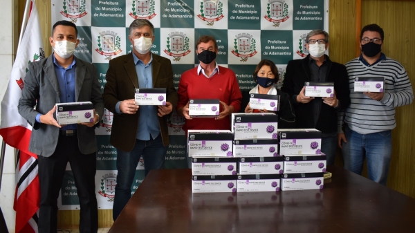 Prefeito Márcio Cardim, secretário de Saúde Gustavo Taniguchi Rufino, vereadores Paulo Cervelheira e Noriko Saito e Jairo Gonçalves com Valter Martins durante a entrega dos testes (da Assessoria).