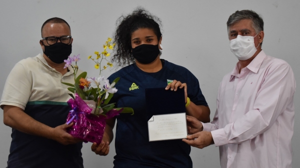 Izabela Rodrigues da Silva é homenageada pelo prefeito Márcio Cardim e pelo secretário de esportes, Ronaldo Pereira Dutra (Divulgação/PMA).