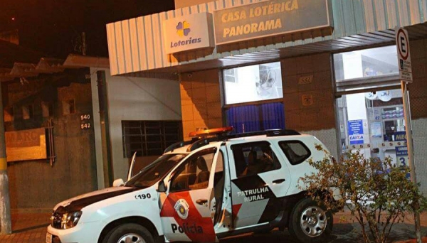 Proprietário recebe aviso, confirma pelas câmeras a presença de assaltantes e aciona PM, que prende dupla em flagrante, no interior de casa lotérica, em Panorama (Foto: Cedida/PM).