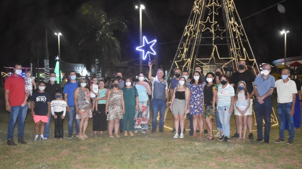 Prefeito Márcio Cardim, secretários, autoridades e funcionários da Prefeitura de Adamantina durante a abertura do Natal Mágico (Da Assessoria).