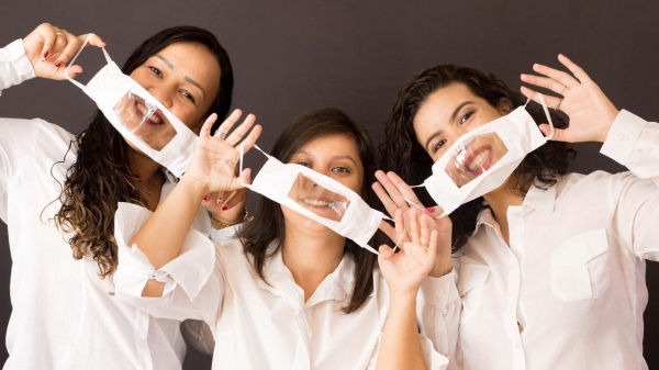 Deficiente auditivas, Larissa Honório, Bárbara Rosseto e Maria Letícia Citeli defendem o uso de máscaras com visor, para garantir a comunicação e a proteção contra a Covid-19 (Foto: Flávia Tebaldi).
