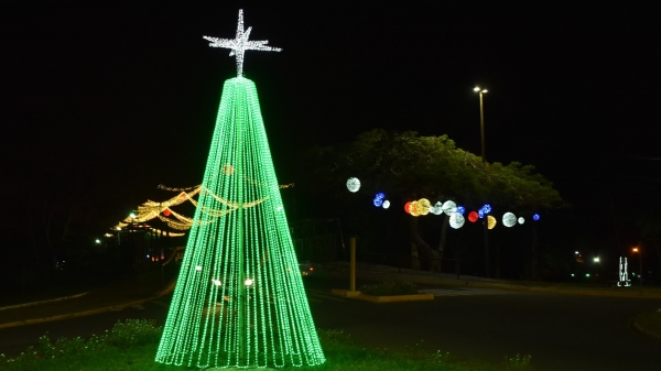 Um dos pontos públicos com decoração especial de Natal, em Adamantina, na passagem entre a rotatória do Cristo e a Rua Joaquim Nabuco (Da Assessoria/PMA).