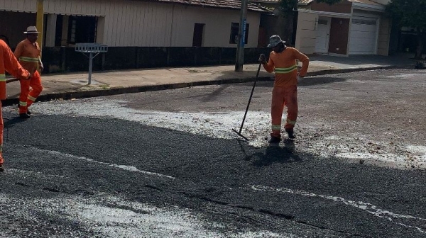 Equipes trabalham no recapeamento asfáltico na cidade (Divulgação/Prefeitura de Adamantina).