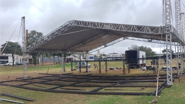 Montagem da estrutura de palcos no Parque dos Pioneiros (Divulgação/PMA).