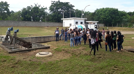 Durante a visita, os alunos puderam entender a importância do tratamento de esgoto (Da Assessoria)