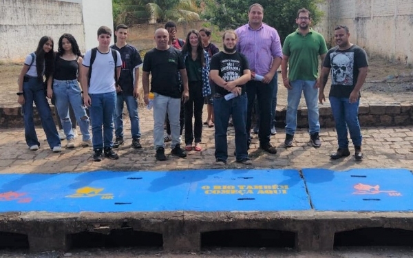Boca de lobo na Alameda Santa Cruz, centro da cidade, com os estudantes, professores e representantes do poder público municipal (Acervo Pessoa).
