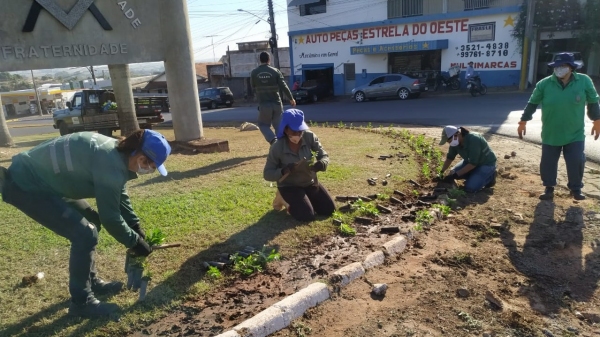 Equipe trabalha na região da rotatória do Cristo (Da Assessoria).