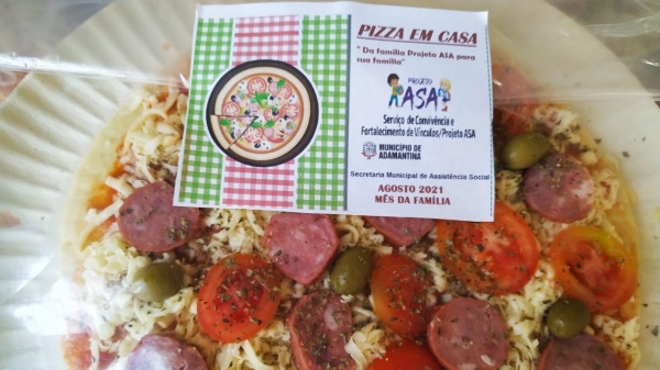 Equipe do Projeto Asa produziu 140 pizzas e mais um refrigerante para entregar as 90 famílias atendidas (Divulgação/PMA).