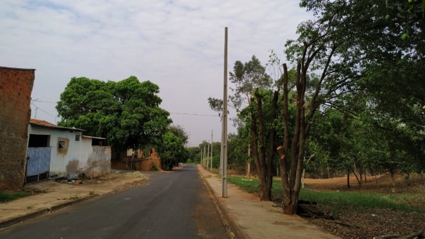 Na Rua José Modesto no Jardim Primavera, estão sendo instalados 9 postes que resultarão em uma extensão de 305 metros de rede secundária (Da Assessoria).