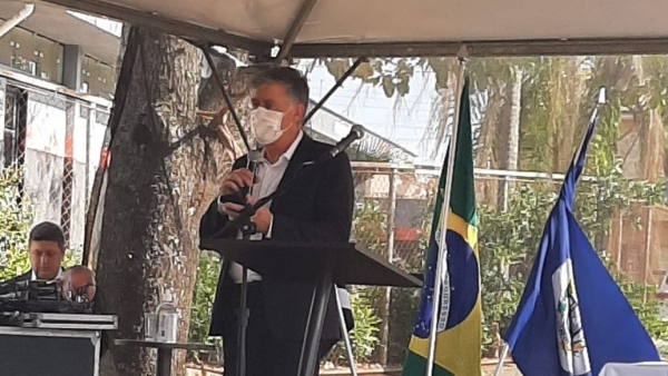 Prefeito Márcio Cardim fazendo uso da palavra durante lançamento da pedra fundamental do Pronto Socorro de Rio das Pedras (Divulgação/Da Assessoria).