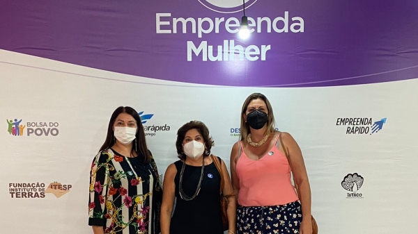 Vice-prefeita ao centro e as secretárias municipais de assistência social e gabinete (Da Assessoria).