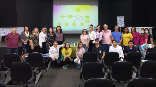Representantes do órgão gestor da Assistência Social, CRAS, CREAS, secretaria de Saúde, Santa Casa, NASF, CAPS, Vila Ana, APAE, Lar dos Velhos, Pai Nosso Lar, entre outros, no encontro (Da Assessoria/PMA).