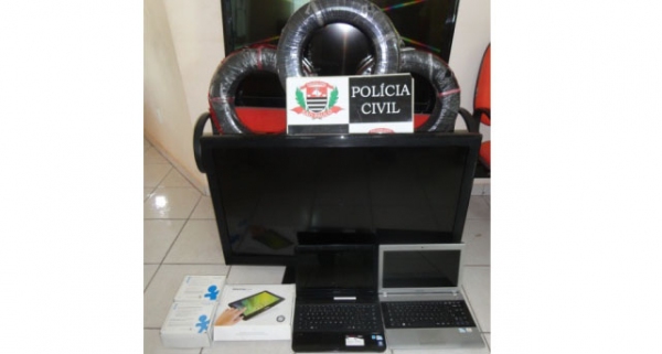 PolÃcia apreende objetos em buscas, em residências, e investiga relação com possÃveis crime s (Cedida/Deinter).