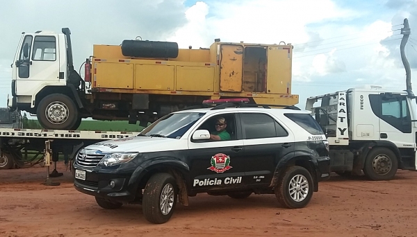 Caminhão tanque apreendido pela Polícia Civil, no esclarecimento do golpe que ocorria na região ((Foto: cedida/PC).