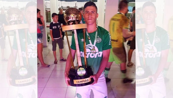 Jogador adamantinense Eduardo Jassi  é campeão pela equipe Sub15 da Chapecoense (Foto: Acervo Pessoal).