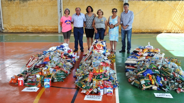 Prefeito Márcio Cardim com os representantes do Lar Cristão das Meninas, Instituição Carlos Pegoraro - Casa do Garoto, Instituto de Assistência ao Menor de Adamantina Santo Cheraria (IAMA) na entrega dos alimentos arrecadados durante a reinauguração do estádio municipal (Foto: Da Assessoria).