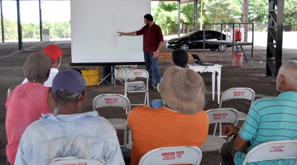 Emerson Baptiston, secretário da SAAMA, reforça as boas práticas de poda durante capacitação (Da Asessoria).