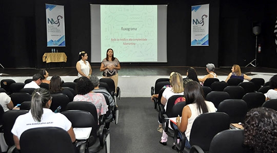 Secretária Andreia Ribeiro e a assistente social, Neli Henriques Caccozzi durante o encontro que discutiu fluxograma de atendimento da rede de proteção social de média e alta complexidade à criança e adolescente de Adamantina (Assessoria de Imprensa).