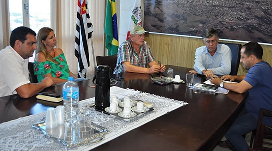Prefeito Márcio Cardim, secretários Evandro Souza e Luciana Pereira, o presidente do Sindicato dos Servidores Públicos Municipais, Nivaldo Martins do Nascimento e o presidente da Câmara Municipal, Eder do Nascimento Ruete, durante encontro que discute reajuste salarial aos servidores públicos municipais ativos, inativos, pensionistas, vinculados ao Poder Executivo do Município de Adamantina (Da Assessoria).
