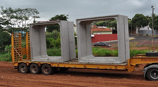 Prefeitura de Adamantina começa a receber aduelas de concreto que serão utilizadas na obra de canalização no Parque dos Pioneiros (Fotos: Da Assessoria).