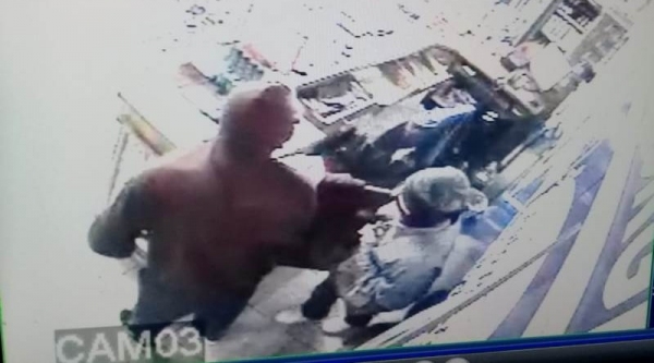 Roubo a posto de combustíveis foi flagrado pelas câmeras de segurança do estabelecimento (Reprodução/Folha Regional).