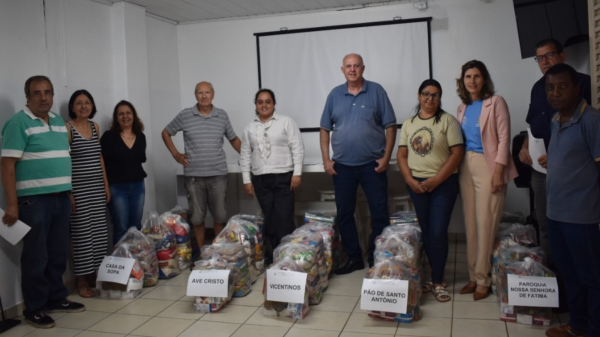 Alimentos arrecadados na ExpoVerde e com carrinho solidario (Cedida/PMA).
