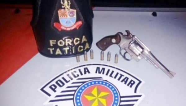 Homem estava com revólver Taurus, calibre 32, com cinco cartuchos intactos e um deflagrado (Foto: Reprodução/Folha Regional).