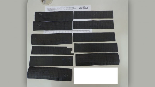 Tiras com droga sintética estavam no cós da calça da visitante (Divulgação/SAP).