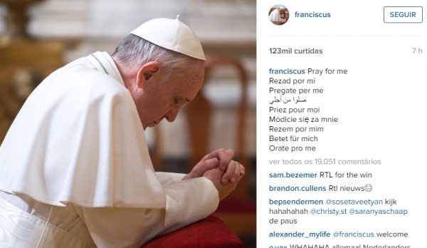 No primeiro post, o papa pede que seus seguidores rezem por ele, em mensagem escrita em nove idiomas (Foto: Reprodução).