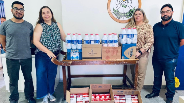 Professores da Fatec fazem a entrega do leite para representantes da Apae (Cedida/Fatec).