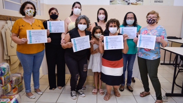 Primeira turma do curso de costura industrial de sofá concluiu a formação na última semana (Da Assessoria).