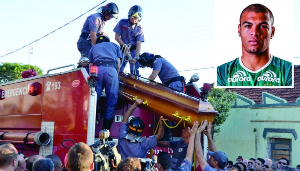 Corpo foi jogador foi levado em carro aberto do Corpo de Bombeiros, do velório até o cemitério de Clementina (Foto: Otávio Manhani/Jornal Comunicativo).