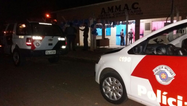 PolÃcia flagra menores expostos ao consumo de bebida alcoólica e menores com restrição de horário por estarem em liberdade assistida (Foto: Cedida/PM).