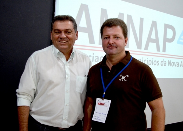 Hélio Furini (Junqueirópolis) encerra mandato na presidência da AMNAP, que a partir de 2016 será dirigida por Samir Pernomian (Parapuã), eleito hoje (19) em Adamantina (Foto: Acácio Rocha).