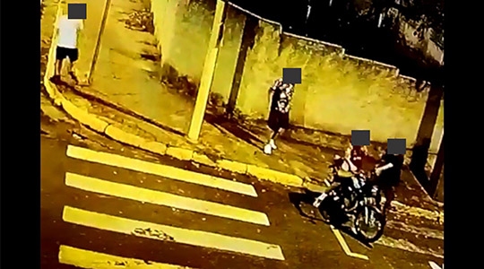 Imagens de câmeras de monitoramento na área central da cidade flagraram a atuação do grupo (Cedida/PM).