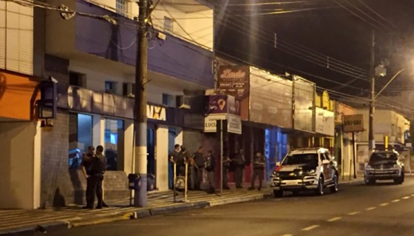 Polícia Militar foi mobilizada após chamado informando sobre a presença de pessoas no interior da agência (Foto: Rádio Metrópole / Luanna Machado).