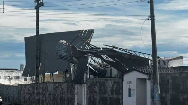Cobertura da arquibancada do estadio foi arrancada pelos ventos (Cedida/Prefeitura de Osvaldo Cruz).