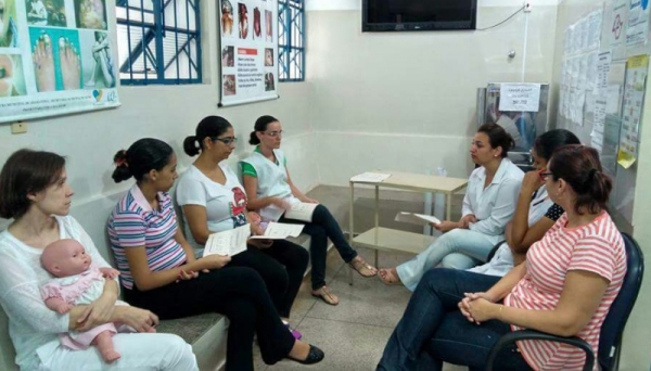Encontro esclareceu dúvidas sobre o marco do desenvolvimento do recém-nascido até seu primeiro ano, e como a família pode estimular os movimentos funcionais da criança a cada mês (Foto: Cedida/NASF).