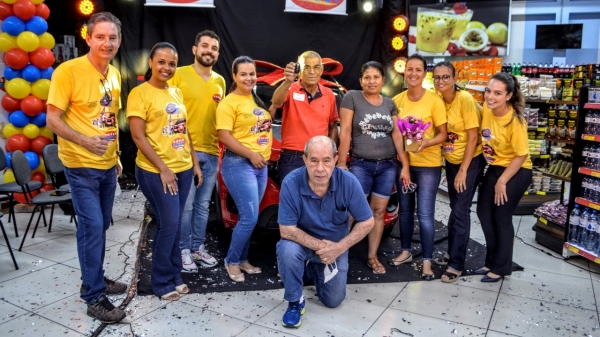 O ganhador do carro, Antônio Celestino, de Mariápolis, com a esposa Sirlei e a equipe do Supermercado Godoy (Foto: Siga Mais).