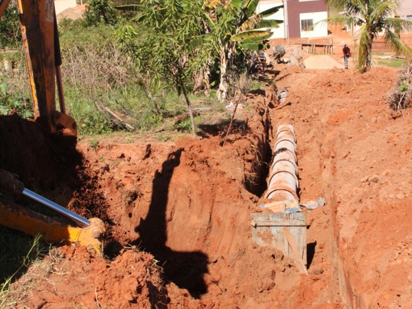 Serviços sendo executados para concretizar a galeria de águas pluviais