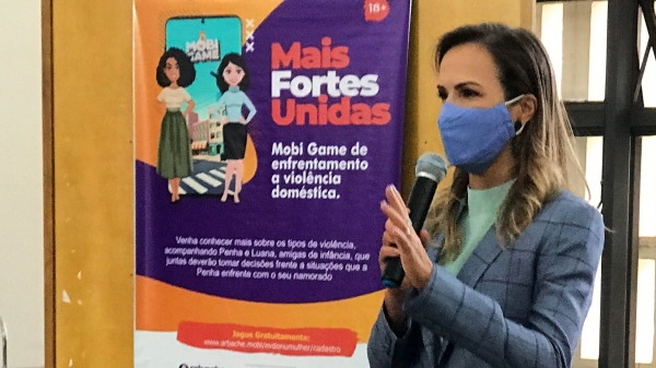 Em Adamantina, juíza de direito Ruth Menegatti apresenta o jogo de celular que busca conscientizar sobre violência contra a mulher e relacionamentos abusivos (Foto: Siga Mais).