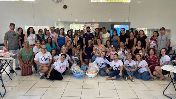 Participante das rodas de conversa e voluntários no Chá de Bebê de encerramento do ciclo de orientações realizadas no primeiro semestre (Divulgação/GAMI).