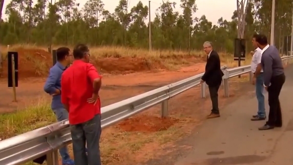 Local onde houve a interdição, pela concessionária, em que a Prefeitura de Garça conseguiu autorização para remover as defensas metálicas (Reprodução).