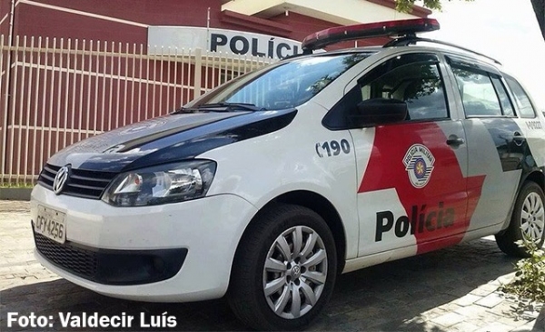 Agressor foi descoberto quando a Policia Militar acompanhou oficial de justiça com pedida protetiva que impedia o homem de se aproximar da mulher. A vÃtima estava na casa, com as marcas da violência Foto: Valdecir LuÃs/Site Bastos Já).