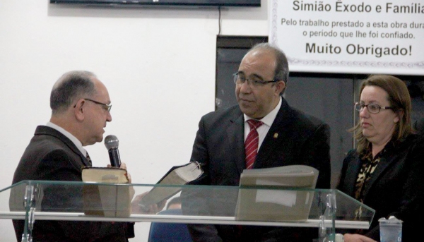 Pastor Paulo Freire fala ao novo líder da Igreja Assembleia de Deus em Santa Cruz do Rio Pardo, pastor Gedaias e esposa Rosana (Foto: Confradesp).
