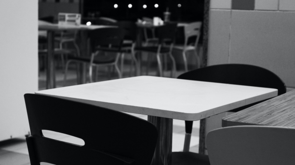 Depois das 19h, restaurantes podem operar somente com  drive-thru e delivery, em Adamantina (Foto: Geon Tavares/Unsplash).